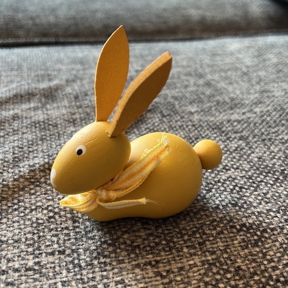 Vintage Scandinavian Wood Bunny Rabbit Yellow Round W/ Bow Made In Sweden - Picture 2 of 9